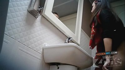 Filmagens ocultas da câmera no banheiro feminino (1)