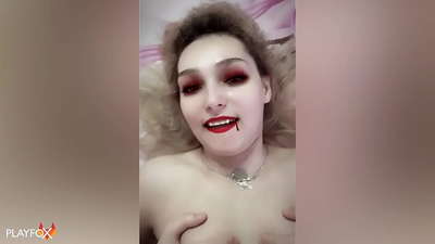Ivan Helsing fode com força um vampiro sensual e vem em seu traseiro